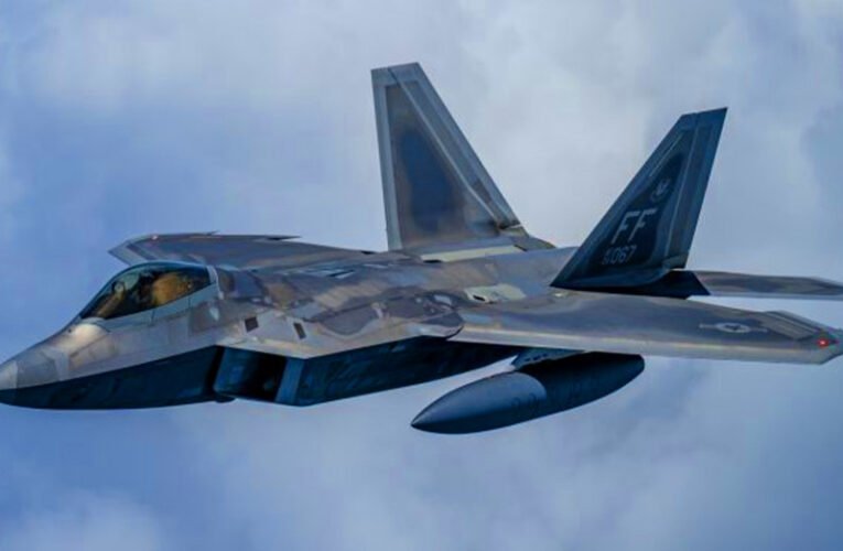 US Air Force Conducts Tests of New Sensors on F-22 Fighter Jets